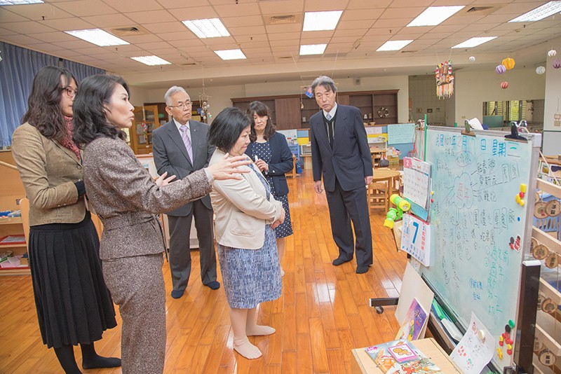 嘉藥幼兒園長簡惠美(左一)與保營系陳姿秀老師(左二)帶領貴賓參訪教學現場