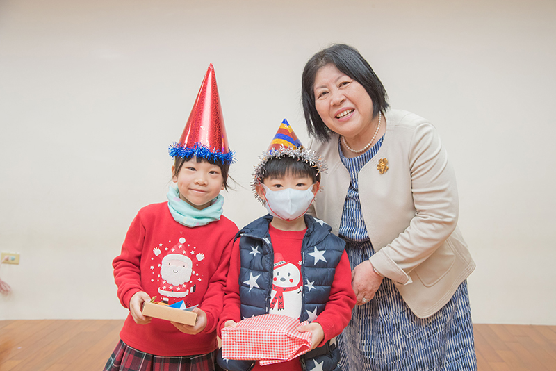 光保育園山岸美惠子園長(右一)贈送光保育園孩子們摺的作品及紙球給嘉藥幼兒園的孩子們