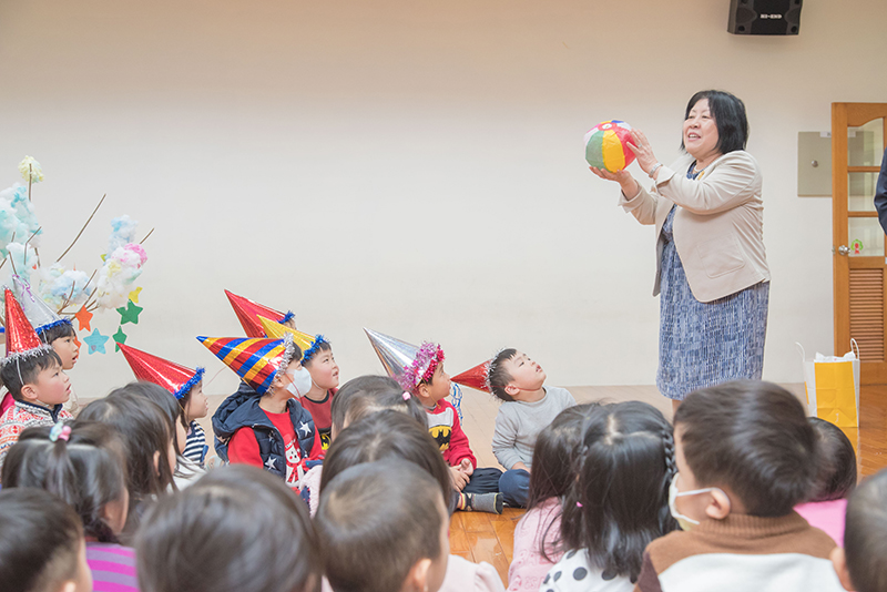 光保育園山岸美恵子園長教導嘉藥幼兒園孩童玩紙球