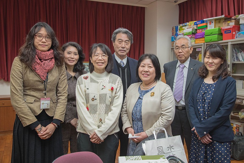 日本石川縣白山市松任中央福祉會車古邦夫理事長(左四)、光保育園山岸美恵子園長(右三)等一行四人與本校幼兒園長簡惠美(左一)、幼保系主任陳嘉珩(左三)、保營系陳姿秀老師(左二)