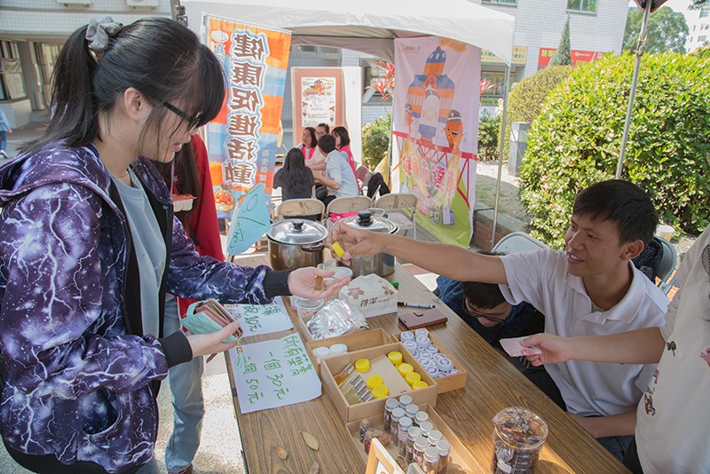 「藥植同好會」現在販售自製的「藥植三寶」(學生會謝金龍拍攝)