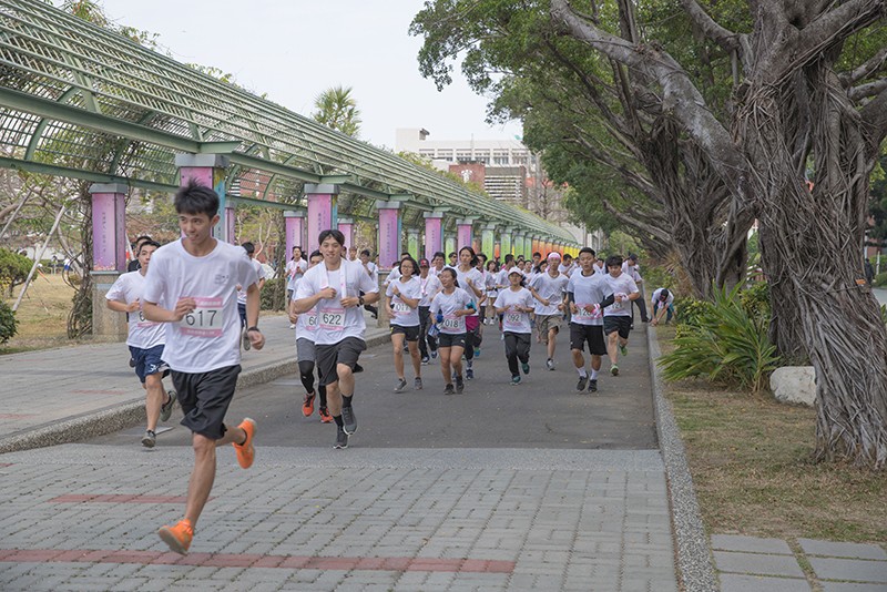 同學們按路跑路線，首要經過嘉南大道(攝影社高君維拍攝)