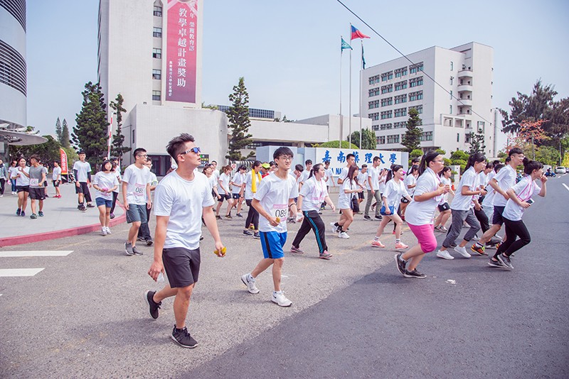 52路跑同學們跑出校門前往二仁溪(攝影社陳雅芝拍攝)