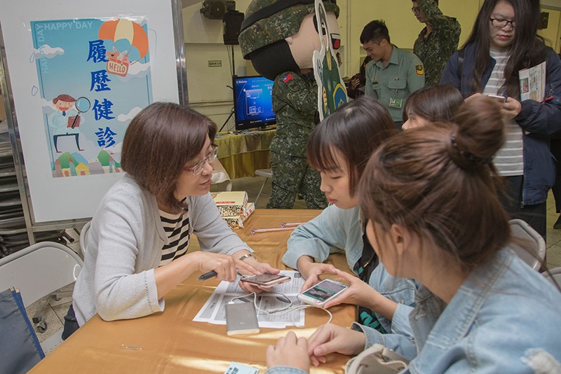 就博會上提供履歷健診活動，為同學履歷把關(攝影社陳俊煒拍攝)