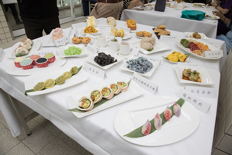 現場餐點以全穀物、低GI的食品概念，更利用分子廚房料理及彩虹食品營養價值來設計