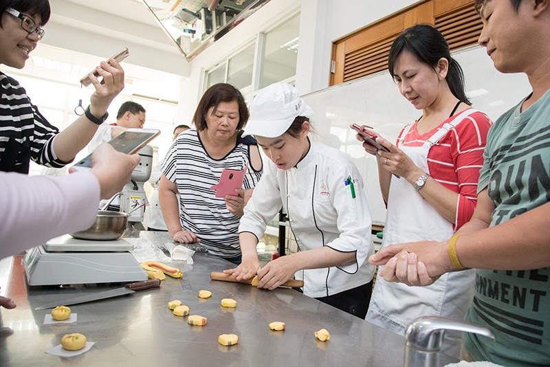 吳怡萱同學也現場為大家示範自己研發的「五行肉包」