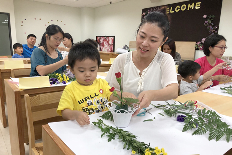 小朋友在媽媽協助下完成花籃製作