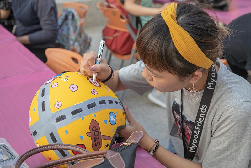 「彩繪安全帽，平安又可靠」的安全帽彩繪活動，讓學生自由發揮創意