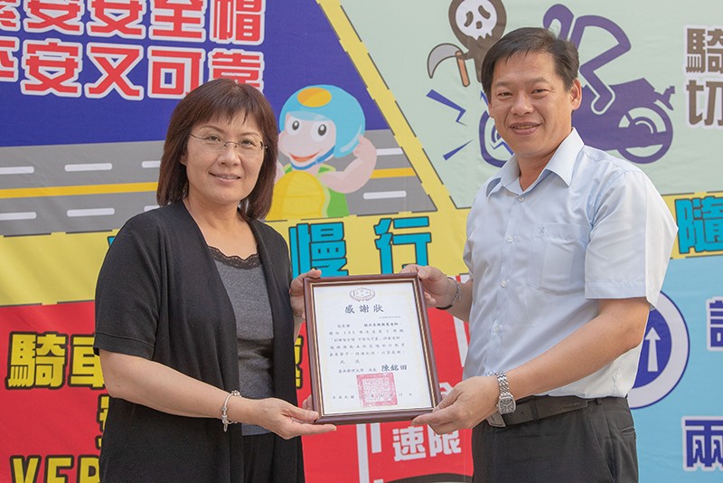 梁正宇總教官頒贈感謝狀給陳國蕙老師，感謝老師以「珍愛生命」為主題，將生命教育課程的核心價值融於活動中。