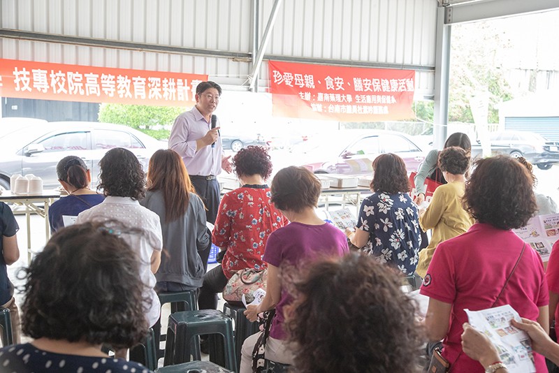 生活系顏名聰老師在活動中推廣食品衛生安全，促進社區與學校鏈結，增加社區樂活