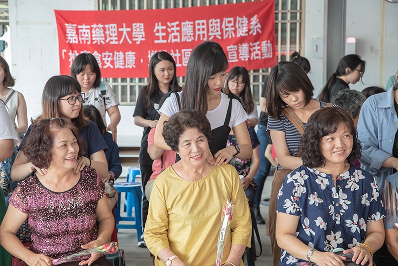 為社區媽媽們按摩，感謝平時生活的辛勞