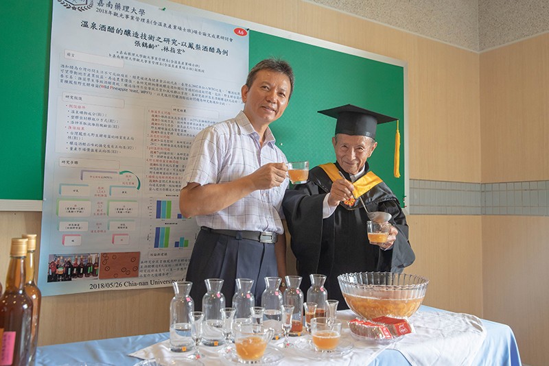 張鶴齡與指導老師林指宏一同採集溫泉原水、研發鳳梨溫泉酒釀造技術