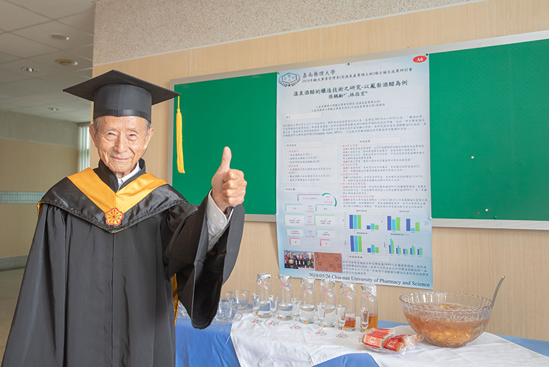 嘉藥87歲碩士張鶴齡專研溫泉酒釀造技術，即將申請專利