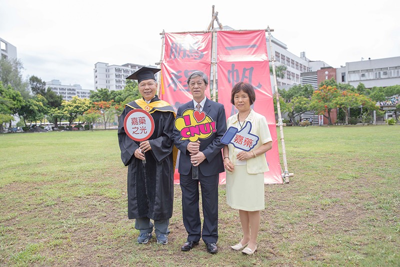 榮獲樂齡勤學奬畢業生洪弘參與嘉藥校長陳銘田(中)及指導老師黃秀琴(右)合影