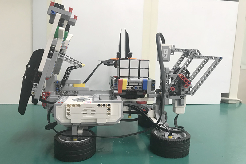 嘉藥多媒體系學生開發的解魔術方塊機器人