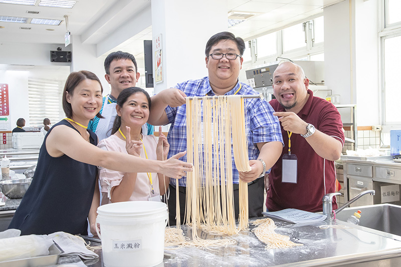 菲律賓知名麵粉與製麵業者到訪嘉藥參加麵條研習會