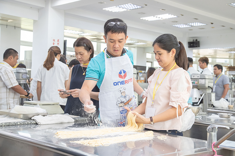 菲律賓麵粉與製麵業者來到嘉藥學習新鮮麵條製作