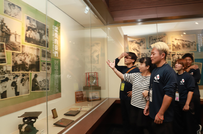 老服系龔玉齡老師熱心為日本「鼓舞猿」團隊隊員解說嘉藥歷史