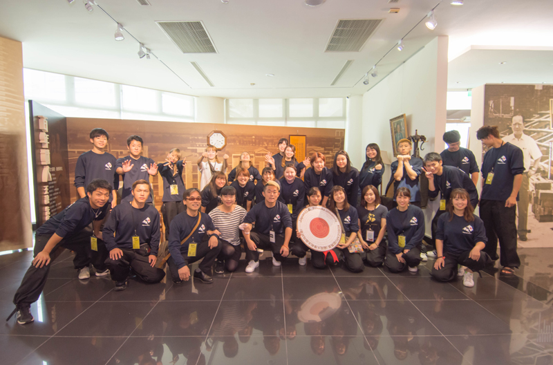 日本的「鼓舞猿」團隊參訪嘉藥校史展覽