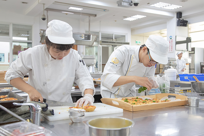 嘉藥餐旅系學生利用冷凍麵糰製作多種麵包餐點