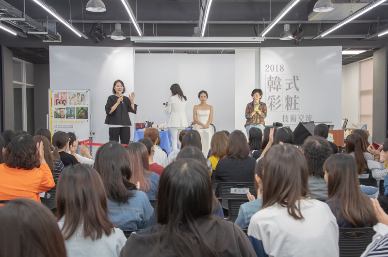 參與韓式彩妝研習學員目不轉睛聆聽教學
