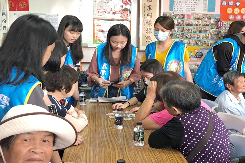 嘉藥保營系學生利用「每日飲食指南卡牌」桌遊，教導長者食安知識