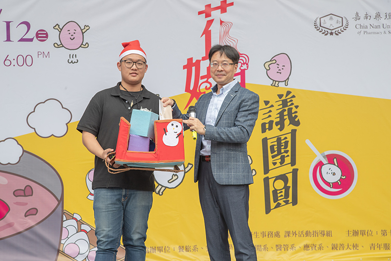 嘉藥學務長董志明(右)率先捐款為義賣活動揭開序幕(左為學生議會長謝億霖)