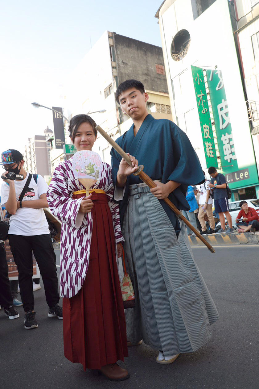 嘉藥觀光系文青團日籍學生犬山宏之（右）與同學郭穎柔，身穿袴服，頗受矚目。