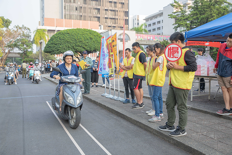 慢騎趣味競賽考驗同學操控技術