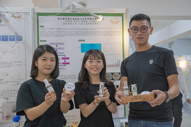 詹舒伃、楊琇婷、張俊麟同學研發抗菌抗發炎美容產品獲得