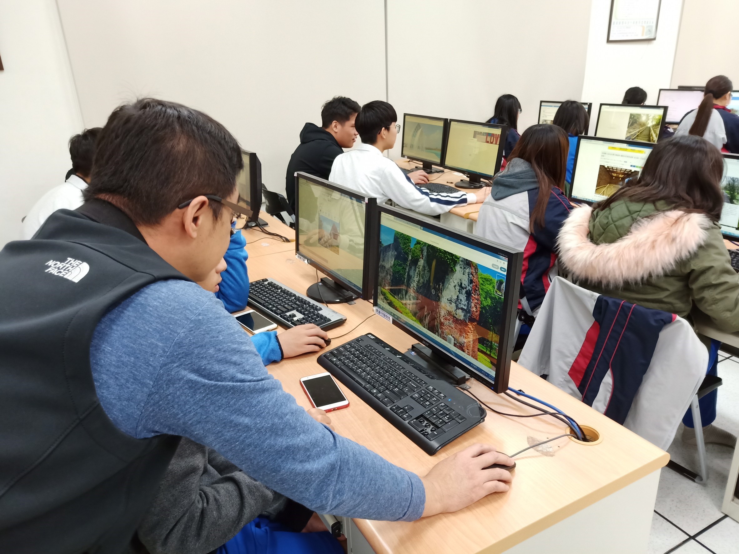 白宗易老師為同學示範VR數位導覽