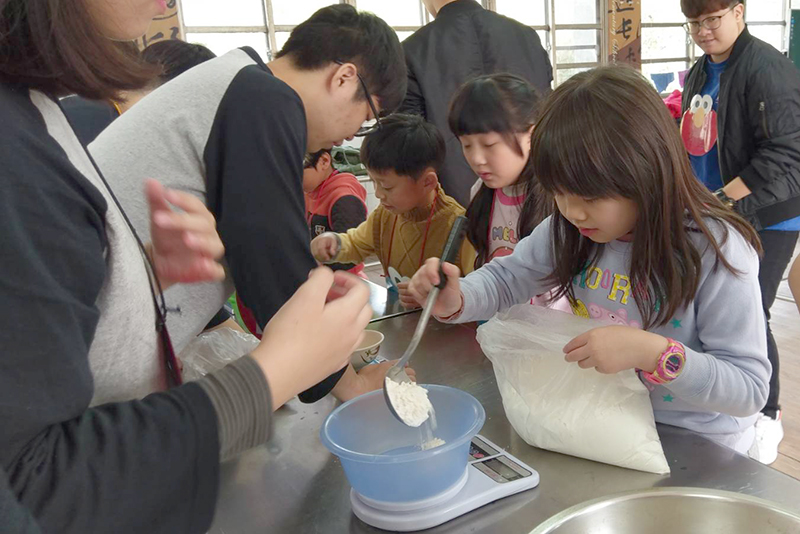 小朋友認真專注食材秤重