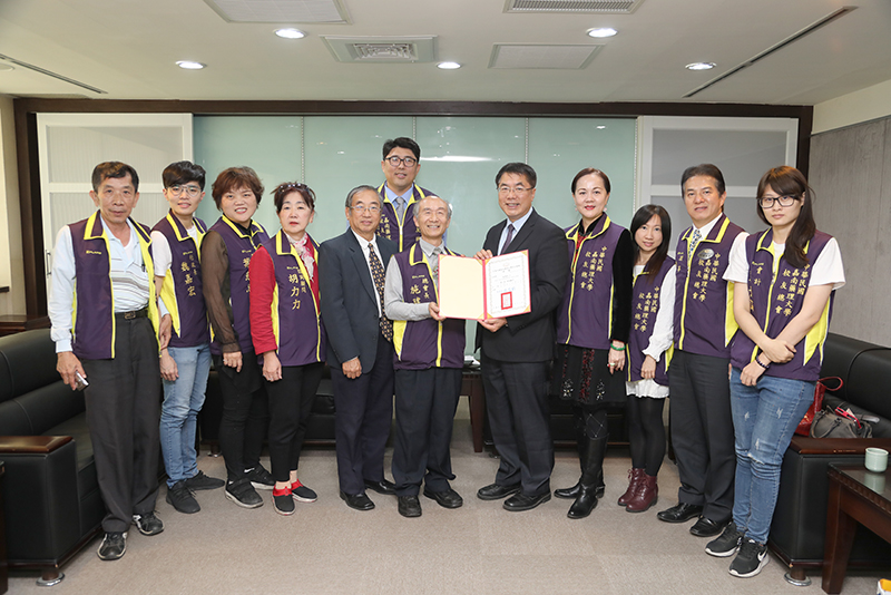 嘉藥校友總會長施俊鈞(右六)遞贈顧問證書給黃偉哲市長(右五)