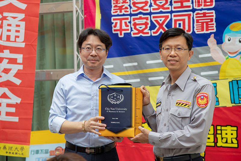 董志明學務長(左)感謝台南市政府警察局交通警察大隊莊組長(右)嘉藥師生宣導交通安全