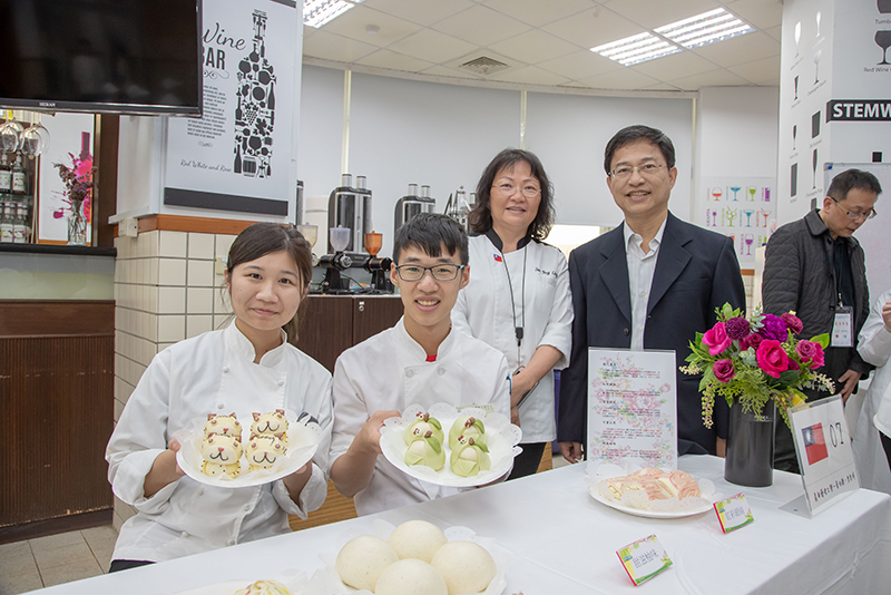 獲得特金獎的蔡伯謙、曾惠婷同學與民生學院王瑞顯院長、指導老師孫靖玲合影