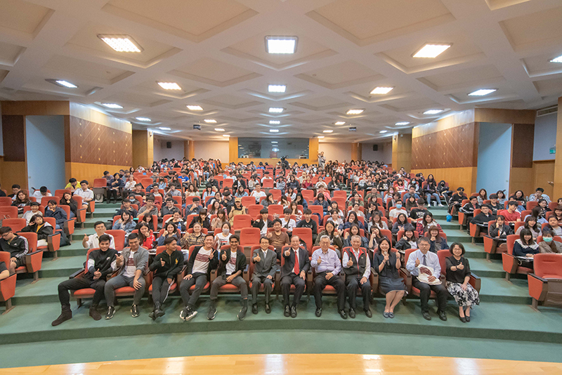 著名編舞家布拉瑞揚率領舞團到嘉藥示範表演，吸引眾多師生前往聆聽觀賞(攝影社張晉維拍攝)