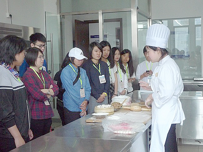 北京聯合大學特別安排學生體驗動手做燒賣