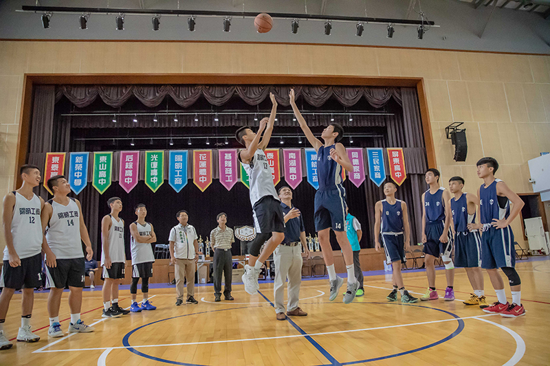 府城籃球協會凌金生理事長為議長盃比賽開球
