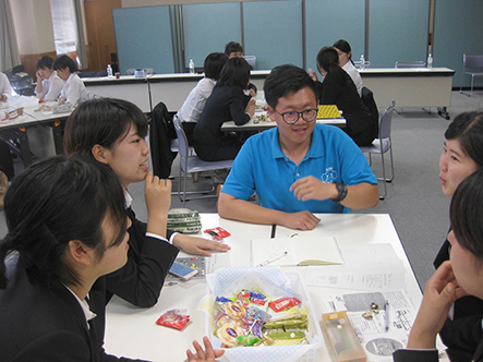 嘉藥老服系學生與日本大學生進行分組討論