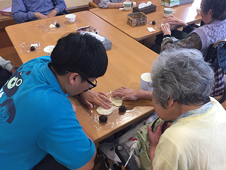 嘉藥老服系學生藉由製作甜點協助日本長者手部運動