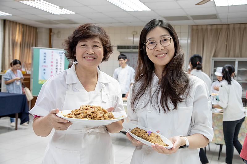 林秋燕(左)與陳緯婷母女藉由訓練班課程增進母女間感情