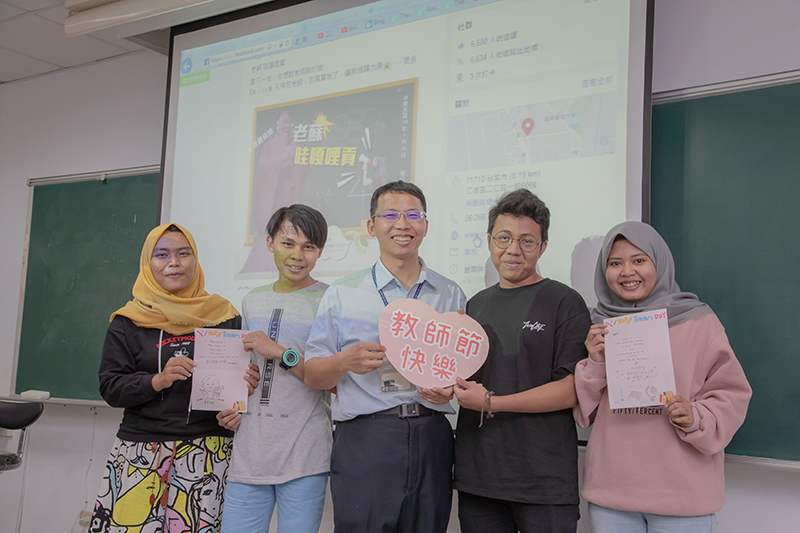 來自印尼的外籍學生首次體驗教師節，在卡片上寫下對老師的感謝心意