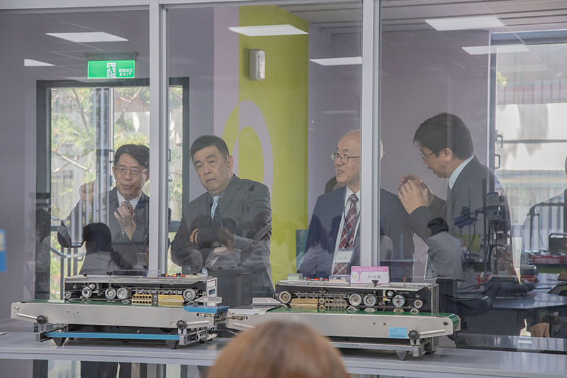 台日委員們看著學生在設備新穎的實驗室上課