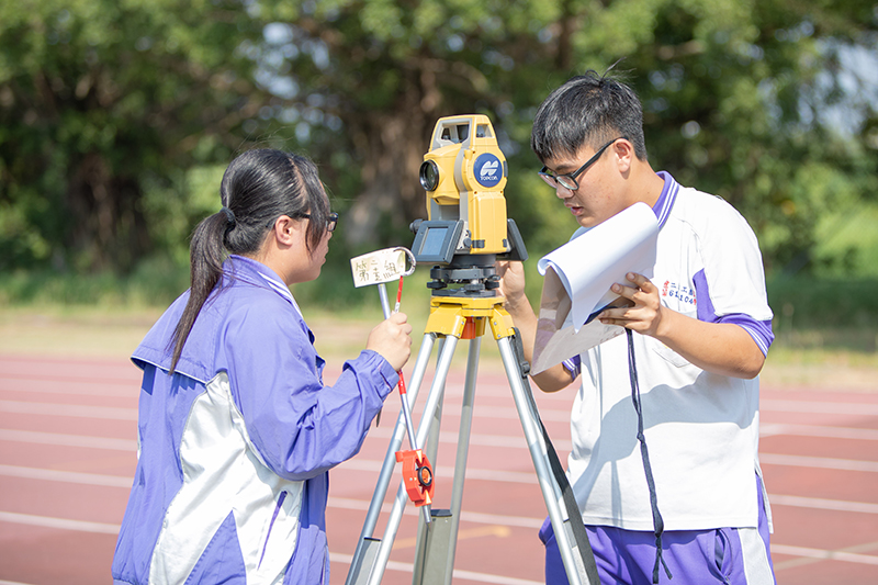 二林工商建築科的同學戰戰兢兢地確認測量數據