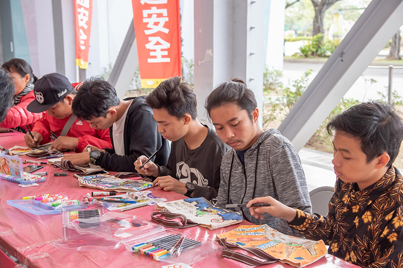 印尼學生融入校園生活參加學校舉辦繪畫活動