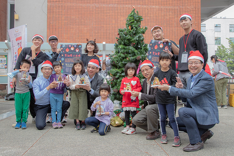 嘉藥副校長廖志祥(右三)帶領著3位主管與幼兒園小朋友完成薑餅屋