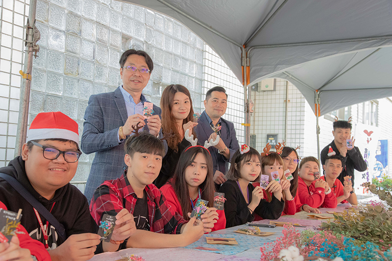 乾燥花卡片製作讓嘉藥校園充滿著聖誕氛圍