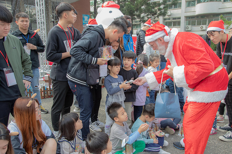 聖誕老公公出現發禮物，讓幼童驚喜萬分