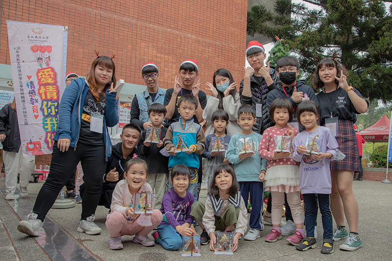 學生議會及學生會同學與小朋友一同合力完成薑餅屋