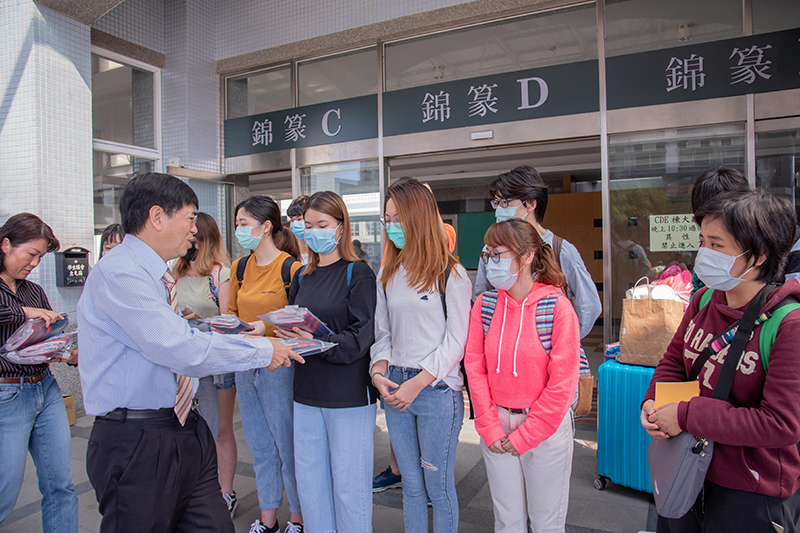 校長楊朝成贈送平安鹽御守給完成居家檢疫的港澳學生